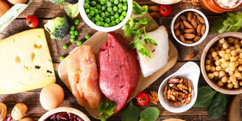 Tháp dinh dưỡng là gì? Hướng dẫn về chế độ dinh dưỡng 10 Nhóm thực phẩm bổ sung đạm (protein) xếp thứ 3 từ dưới lên, nằm trên nhóm rau củ quả và nhóm tinh bột. Bên cạnh việc bổ sung protein, nhóm này còn cung cấp nhiều chất dinh dưỡng khác như vitamin B12, chất kẽm, chất sắt và chất béo tốt. Bổ sung đủ chất đạm giúp cơ thể khỏe mạnh ở mọi độ tuổi. Các thực phẩm giàu đạm: